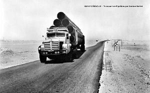 Hassi-Messaoud - Transport de Pipe-line par Camion Berliet